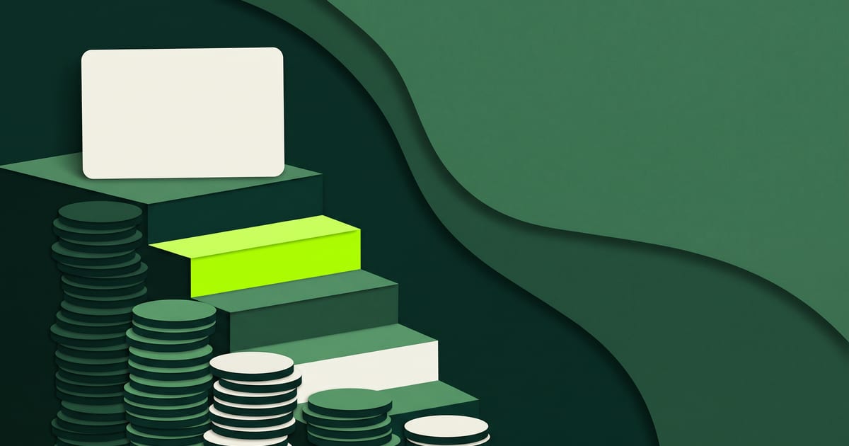 Cartão de crédito em branco no topo de uma escada de papel recortado, cada degrau uma pilha de moedas menor que a anterior, com o degrau seguinte destacado em verde-limão
